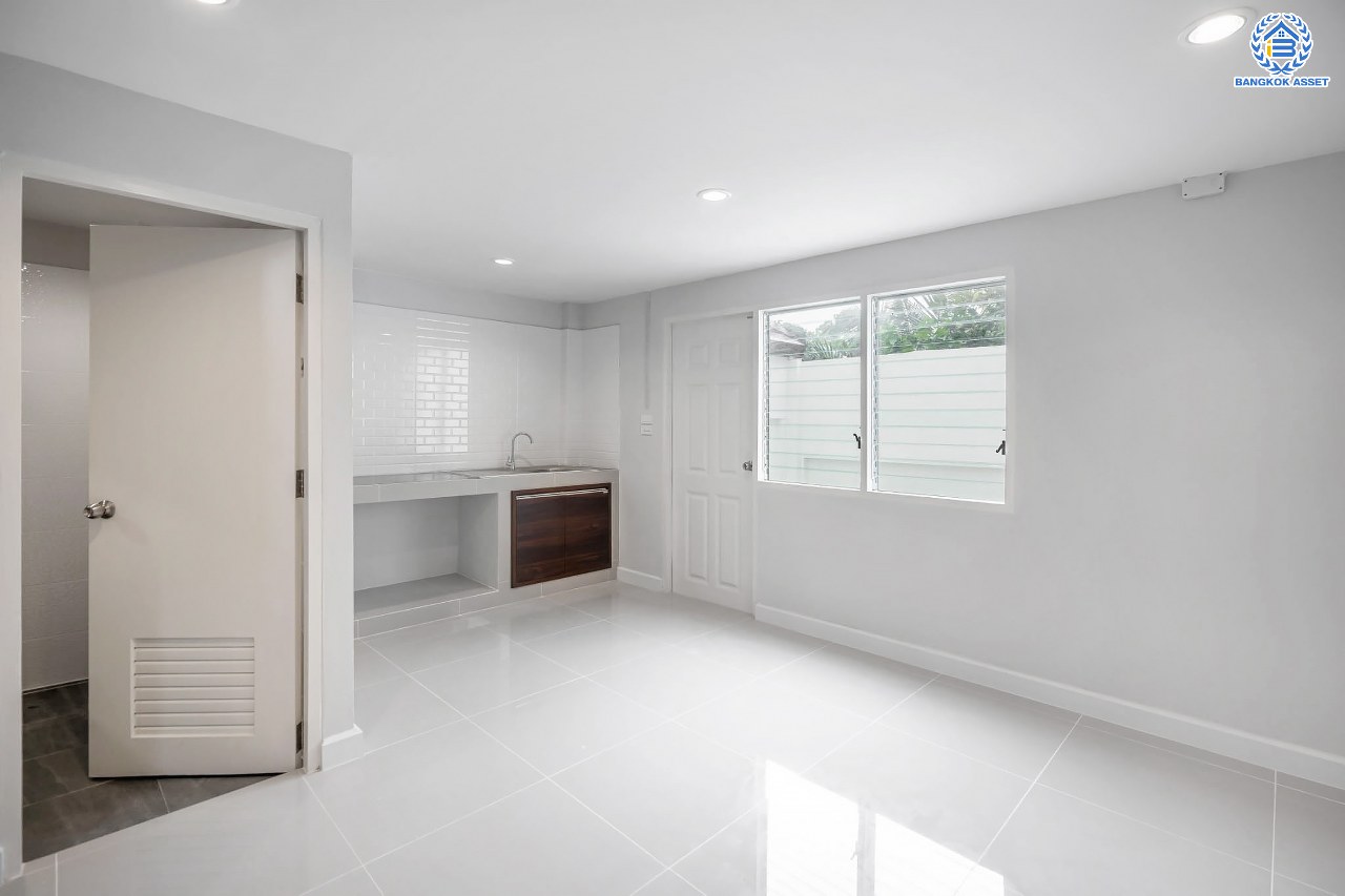 บ้านมือสองตกแต่งใหม่ โครงการ บ้านแก้ววิลล่า จรัญสนิทวงศ์ หลังมุม ทาวน์เฮ้าส์ 3 ชั้น เนื้อที่ 22.9 ตร.ว. ฟังก์ชัน 3 ห้องนอน 4 ห้องน้ำ จอดรถได้ 2 คัน บนทำเลศักยภาพ เชื่อมต่อหลายเส้นทาง ใกล้รถไฟฟ้าสายสีน้ำเงิน "สถานีไฟฉาย"